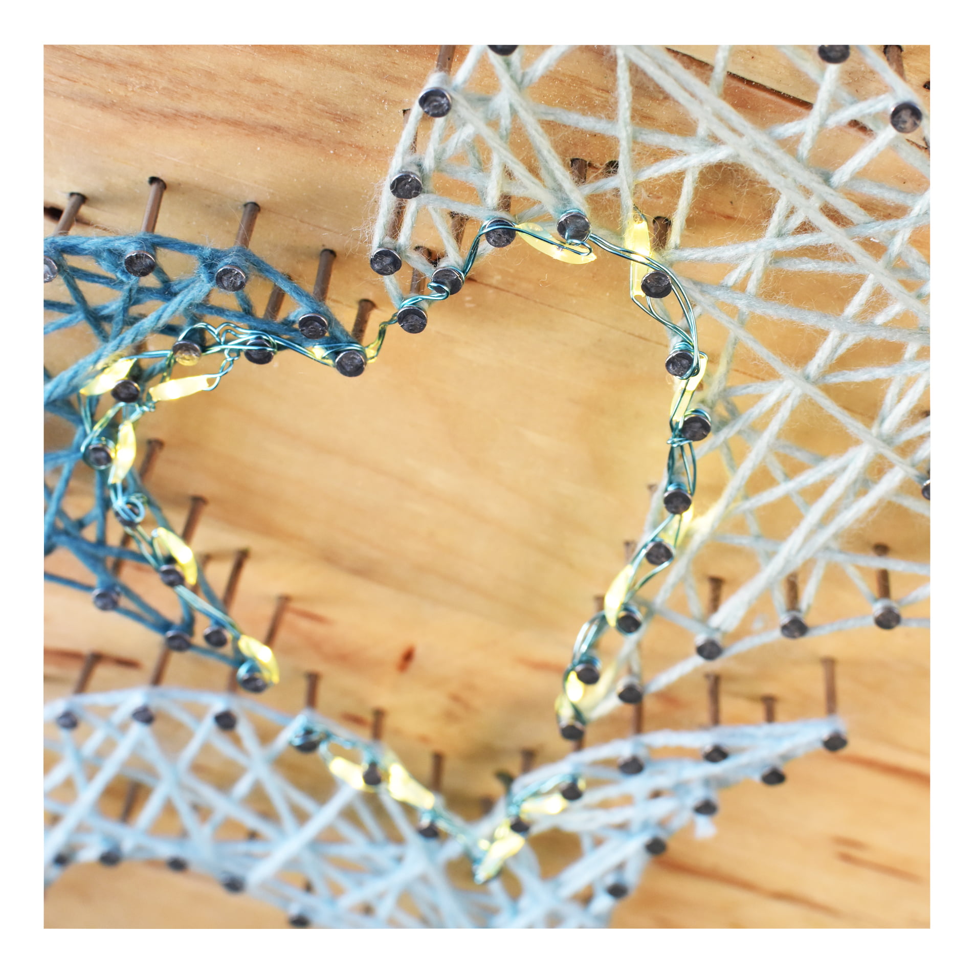 Cœur en string art (nuances de bleu) Nos Lendemains