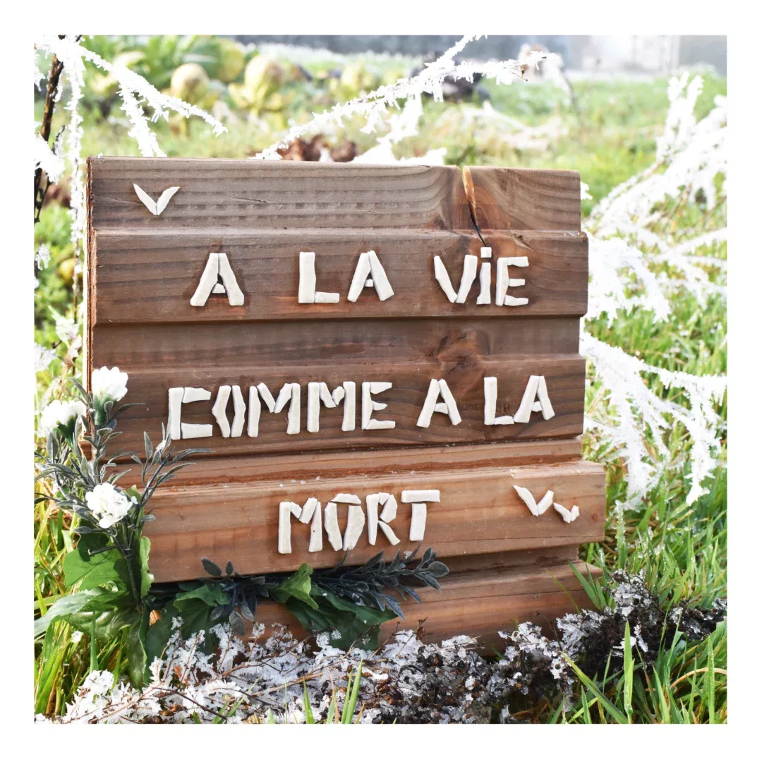 Créations Commémoratives - Plaque funéraire bois et écriture en émaux de briard "à la vie comme à la mort"