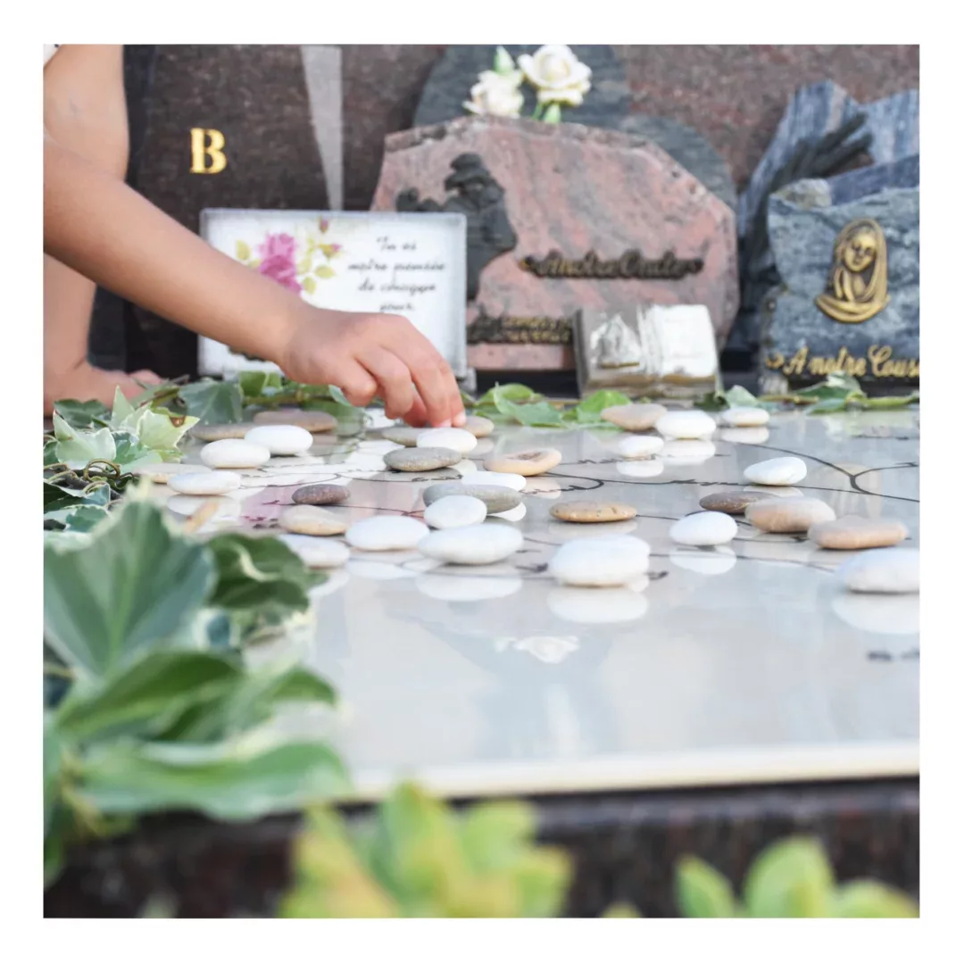 Rituel des galets sur monument funéraire - Nos Lendemains Célébration de vie
